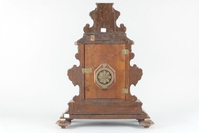 Pendule en écaille et incrustations de laiton...
