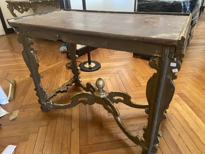 Console en bois sculpté et doré, la ceinture...