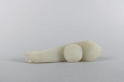 CHINE - XIXe siècle

Fibule en néphrite céladon,...