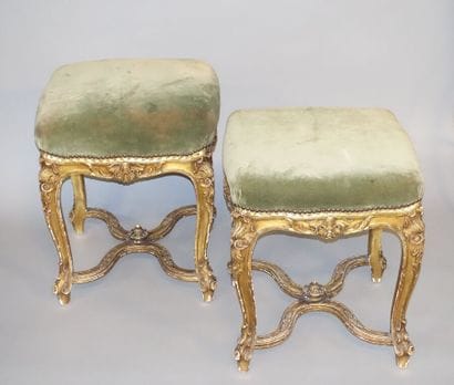 Paire de tabourets en bois sculpté et doré,...