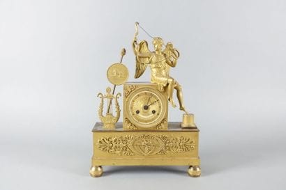 Pendule en bronze doré représentant un amour...