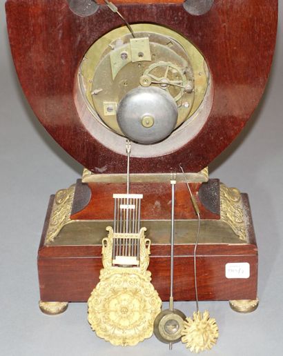 Pendule lyre en placage d'acajou à décor...