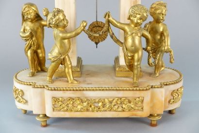 Pendule portique en marbre blanc et bronze...