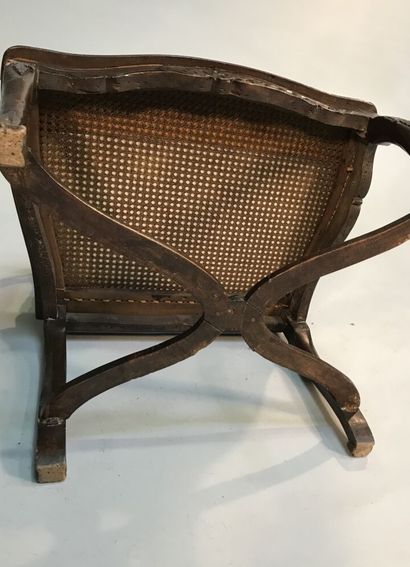 Fauteuil canné en bois sculpté de coquilles...