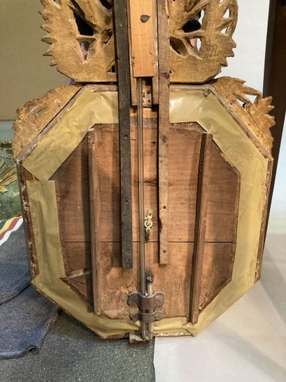 Baromètre en bois sculpté et doré de forme...