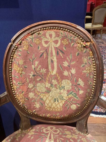 Réunion de deux fauteuils en hêtre teinté...