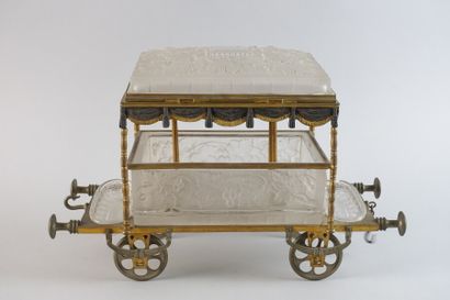 Chariot à cigares en forme de wagon en bronze...