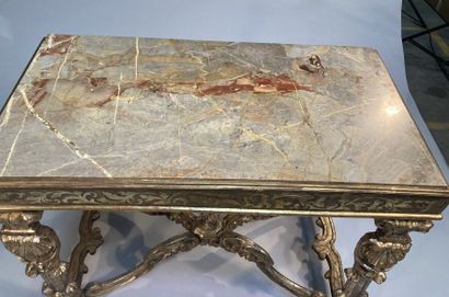 Console en bois sculpté et doré, la ceinture...