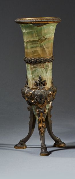 Vase en spath fluor vert simulant une amphore...