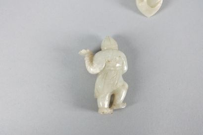 CHINE - XIXe siècle

Fibule en néphrite céladon,...