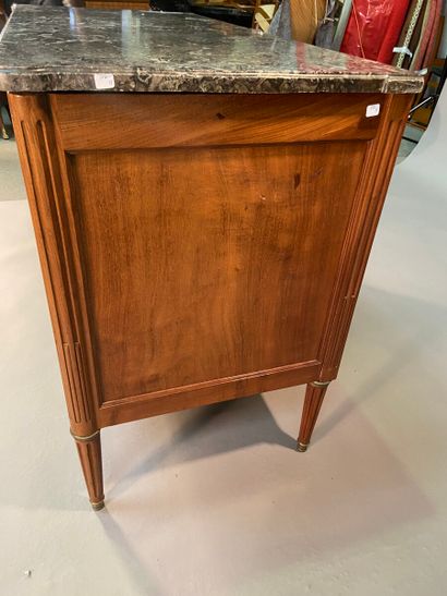 Commode en acajou mouluré ouvrant à cinq...