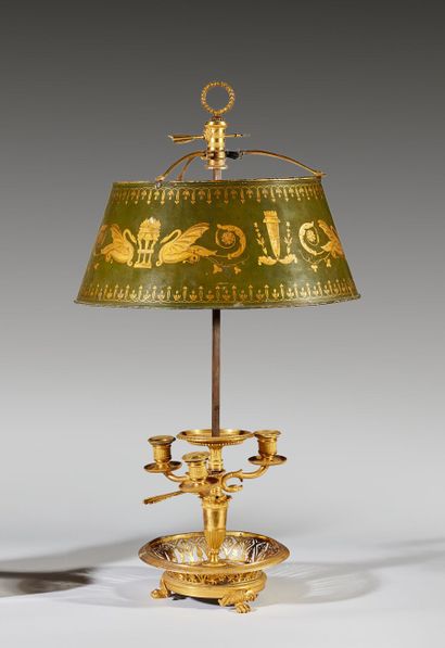 Lampe bouillotte en bronze doré à trois bras...
