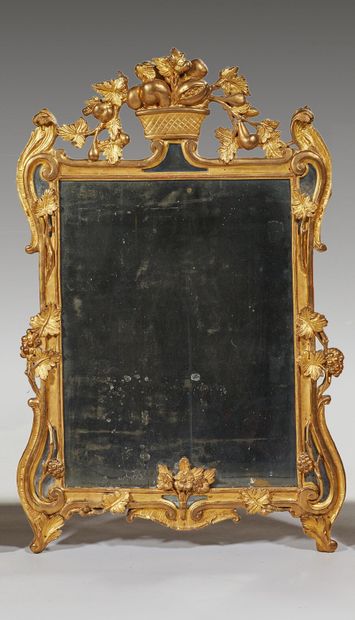 Miroir en bois sculpté et doré, le décor...