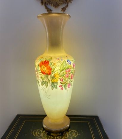 Vase en verre opalin à décor floral polychrome...