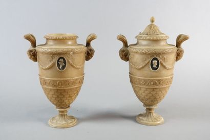 Paire de vases couverts en albâtre sculpté,...
