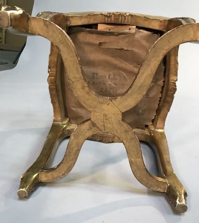 Paire de tabourets en bois sculpté et doré,...