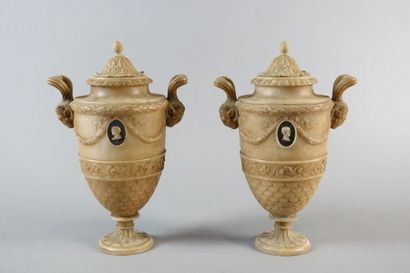 Paire de vases couverts en albâtre sculpté,...