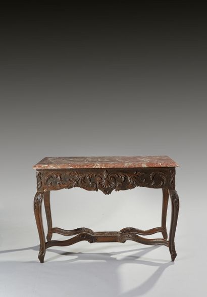 Table de milieu en chêne sculpté à décor...