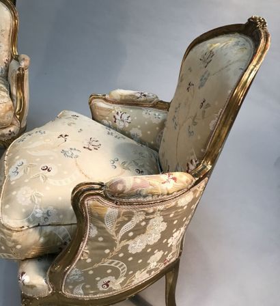 Paire de bergères en hêtre mouluré, sculpté...