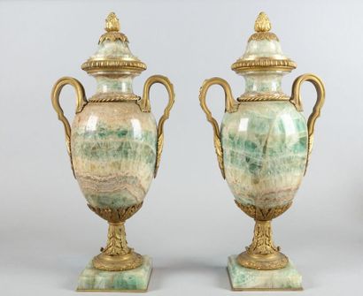 Paire de vases d'ornement en spath fluor...