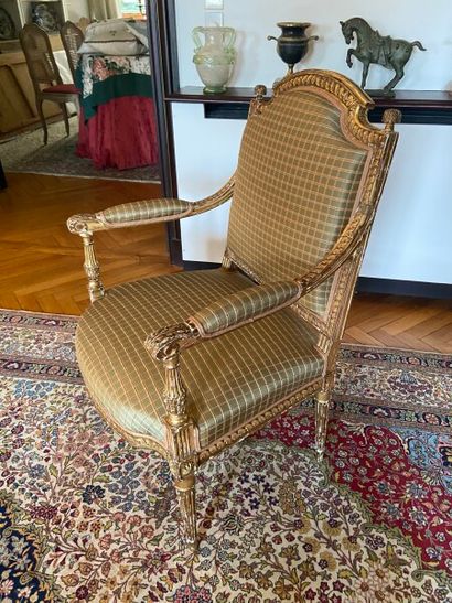 Fauteuil en hêtre mouluré, sculpté et doré,...