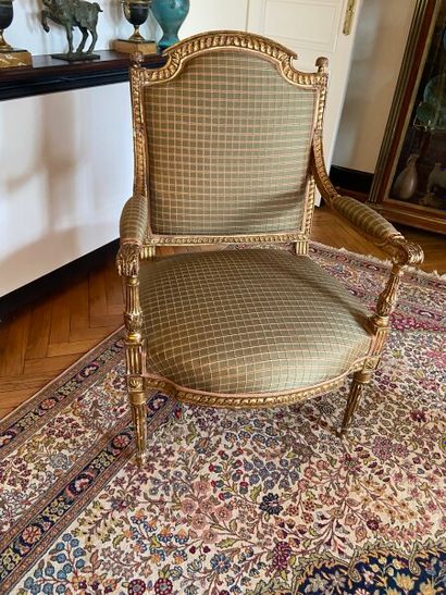 Fauteuil en hêtre mouluré, sculpté et doré,...
