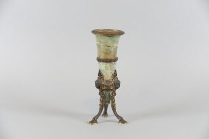 Vase en spath fluor vert simulant une amphore...