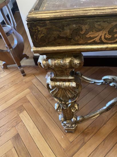 Console en bois sculpté et doré, la ceinture...