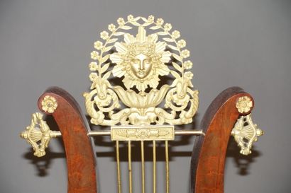Pendule lyre en placage d'acajou à décor...