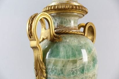 Paire de vases d'ornement en spath fluor...