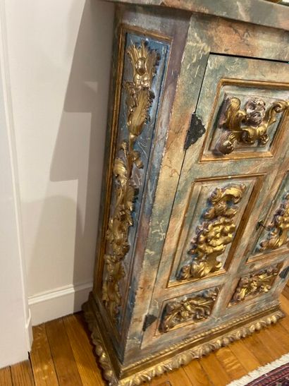 Petite armoire à hauteur d'appui en bois...
