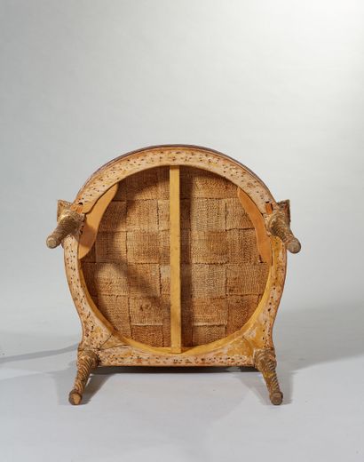 Paire d'importants fauteuils en hêtre mouluré,...