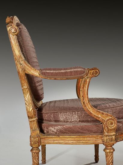 Paire d'importants fauteuils en hêtre mouluré,...