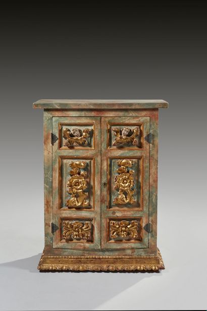 Petite armoire à hauteur d'appui en bois...