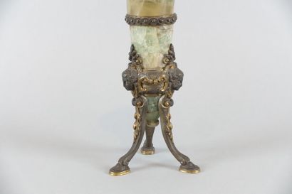 Vase en spath fluor vert simulant une amphore...