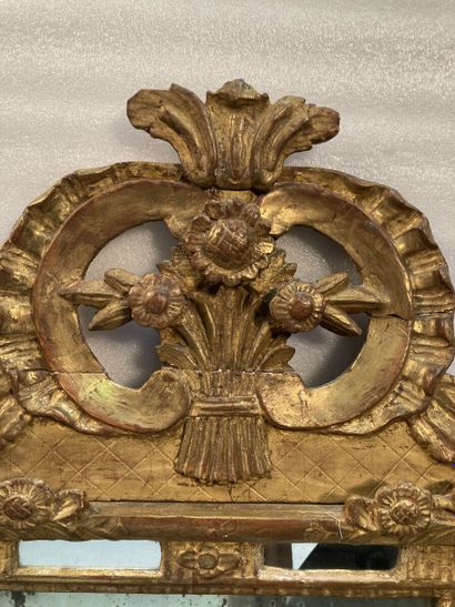 Miroir en bois doré à parecloses, le fronton...