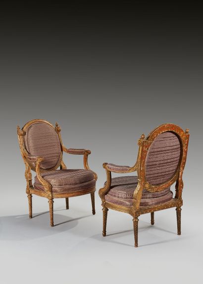 Paire d'importants fauteuils en hêtre mouluré,...