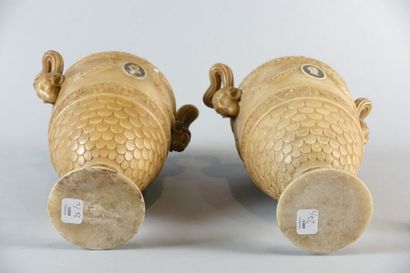 Paire de vases couverts en albâtre sculpté,...