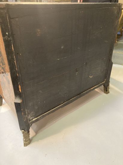 Commode en marqueterie de feuillages ouvrant...