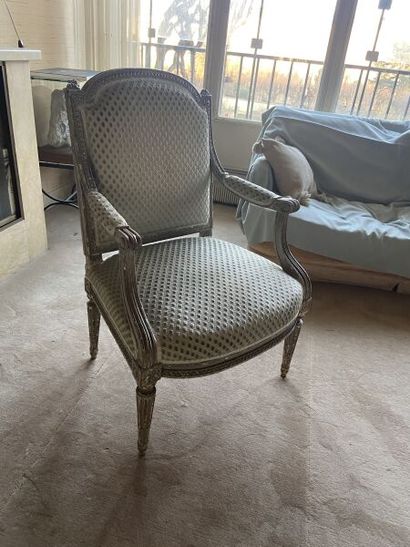 Suite de quatre fauteuils en hêtre mouluré,...