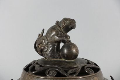 CHINE - Vers 1900

Brûle-parfum tripode en...