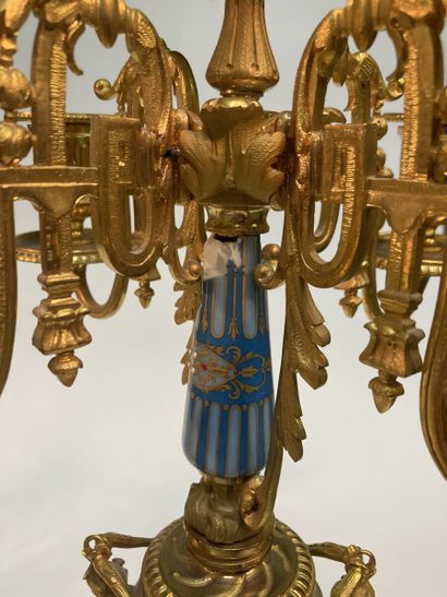 Garniture de cheminée comprenant une pendule...