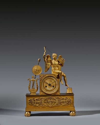 Pendule en bronze doré représentant un amour...