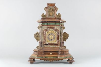 Pendule en écaille et incrustations de laiton...