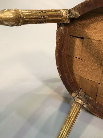 Paire de fauteuils en hêtre mouluré, sculpté...