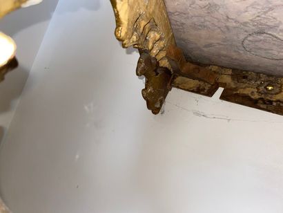 Console en bois doré de forme mouvementée...