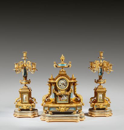 Garniture de cheminée comprenant une pendule...