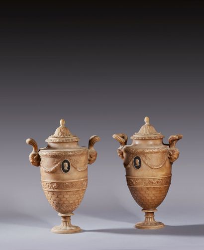 Paire de vases couverts en albâtre sculpté,...