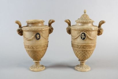 Paire de vases couverts en albâtre sculpté,...