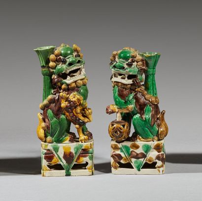 CHINE - Époque KANGXI (1662-1722)

Deux porte-baguettes...